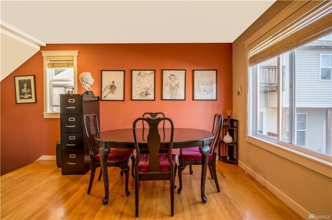 Building Photo - 3 bd 3 bath townhouse close to SPU