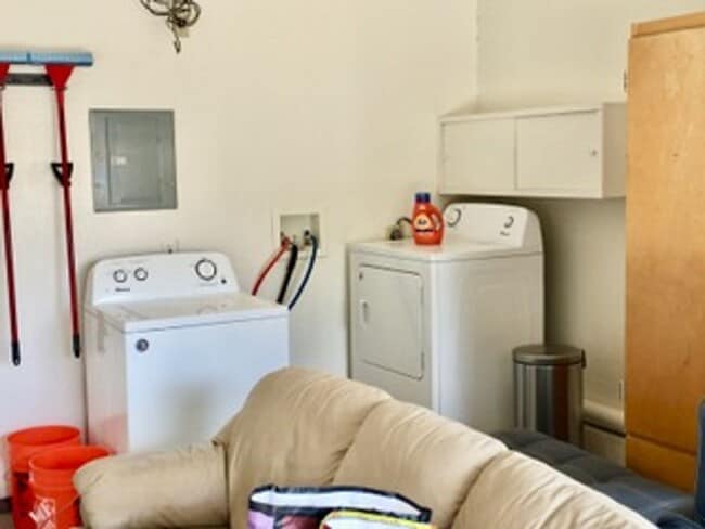 Building Photo - Light-Filled 3bedroom/2bath Near Highway &...