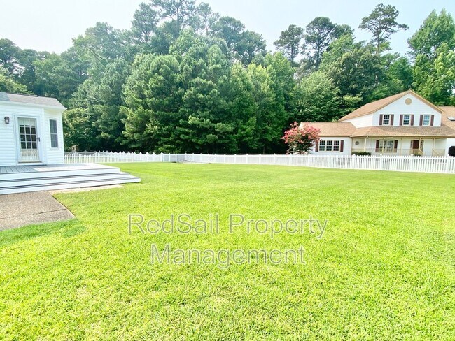 Building Photo - 200 Halles Run