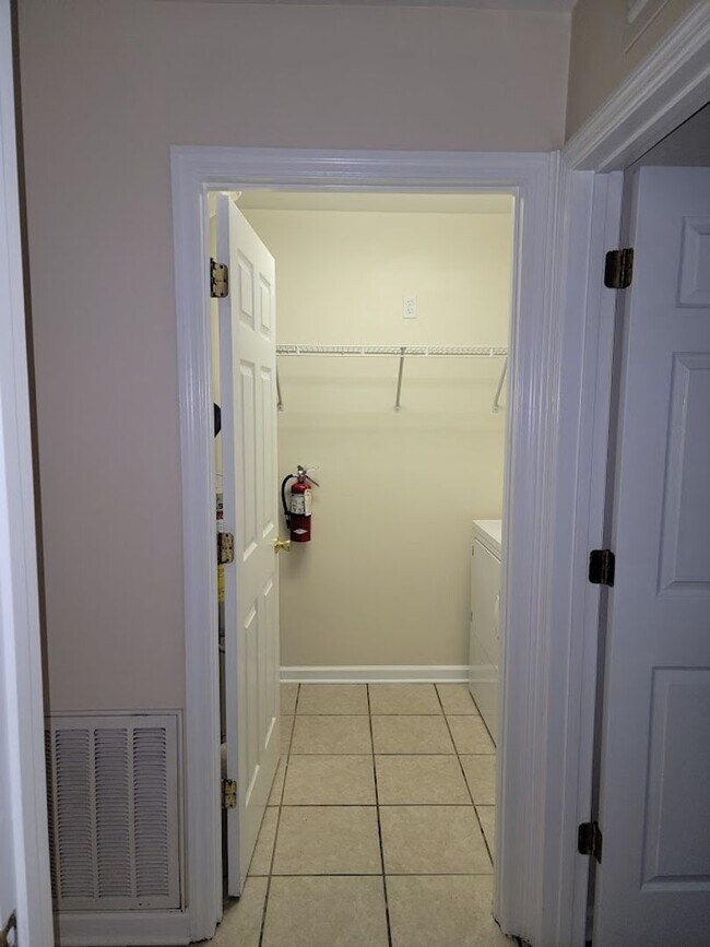 Building Photo - 3 BR/ 2BA Townhome located in