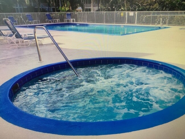 Building Photo - Annual Turnkey Ground floor Furnished Condo in downtown Sarasota