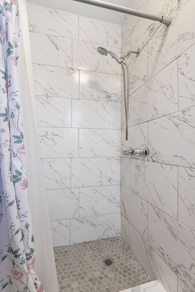 Building Photo - "Charming 3-Bed, 2-Bath Gem in St. Petersb...