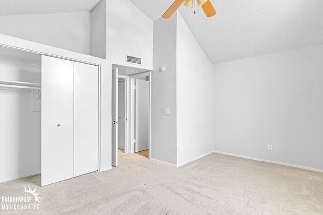 Building Photo - Bright 2Bdm 2.5Ba Townhome at Villa de Paz!