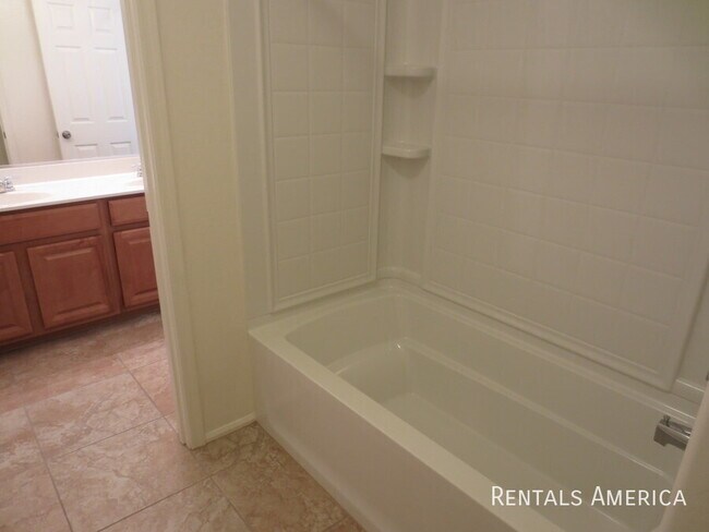Building Photo - 890 E Doral Ct