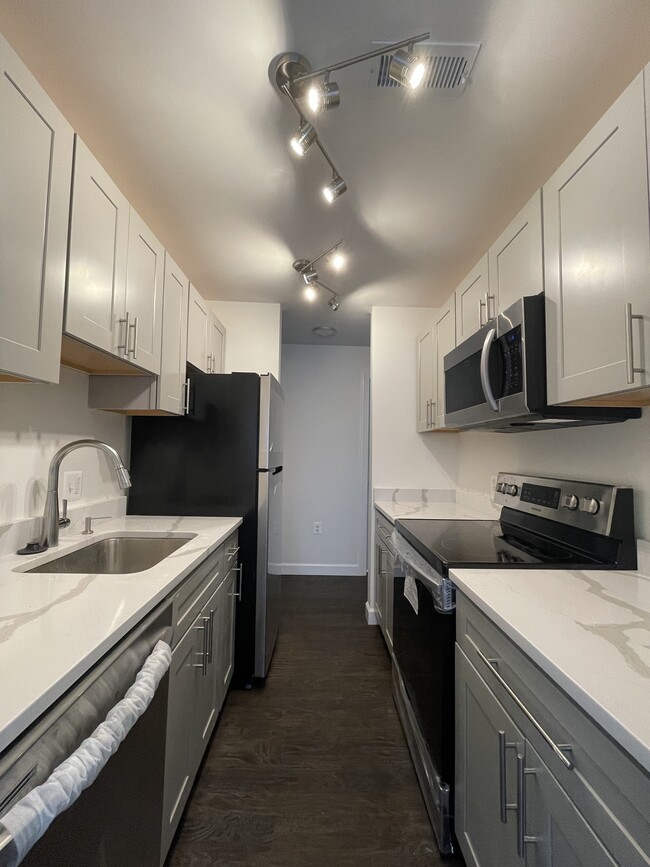 Building Photo - 6425 Apt 303
