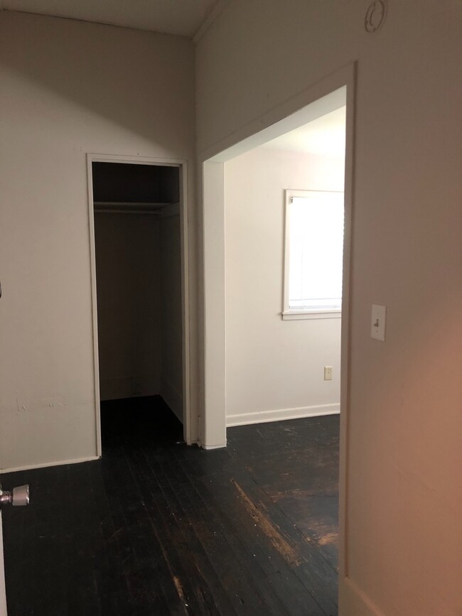 Building Photo - Walk to UF Campus! AUGUST MOVE IN! 4 bed/ ...