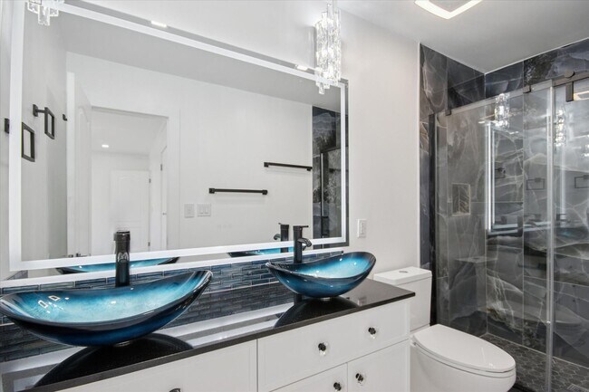 Building Photo - $200 RENT CREDIT | AVAILABLE NOW!