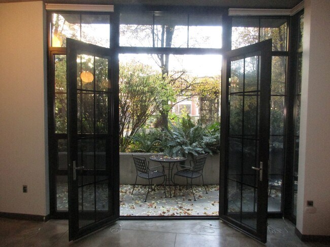 Building Photo - Streetcar Lofts - studio with 1 parking sp...