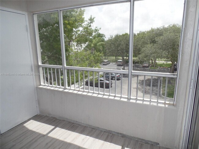 Building Photo - 2803 N Oakland Forest Dr