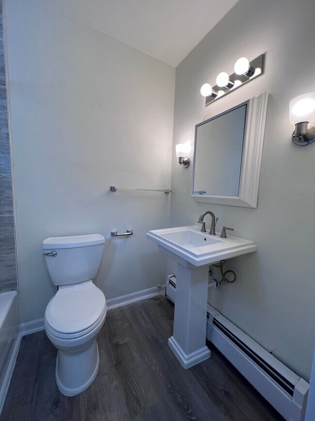 Building Photo - Updated 2BR 1 bath house for rent