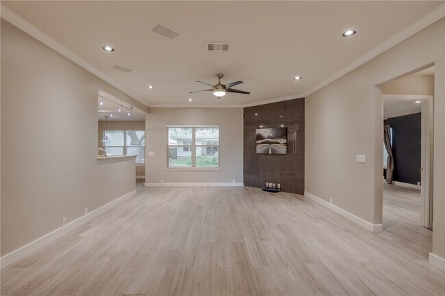 Building Photo - 2301 John Tee Dr