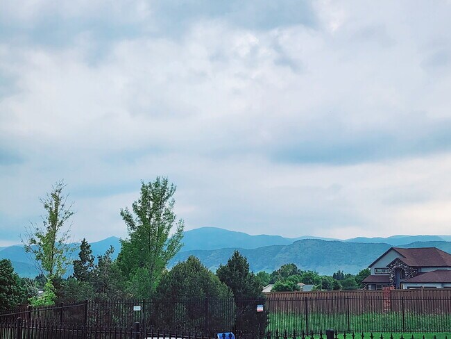 Building Photo - Beautiful Ground Floor 2 Bed 2 Bath Condo! Sunroom!