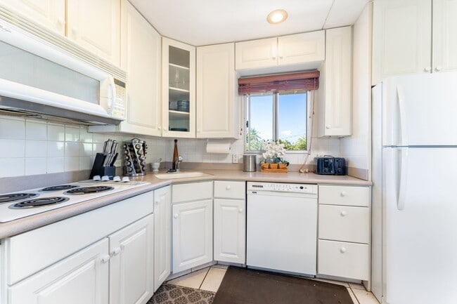 Building Photo - Furnished Luxury Ocean Front Estate in Waianae with Old Hawaii rural setting- 3/5 Luxury, 2 story...