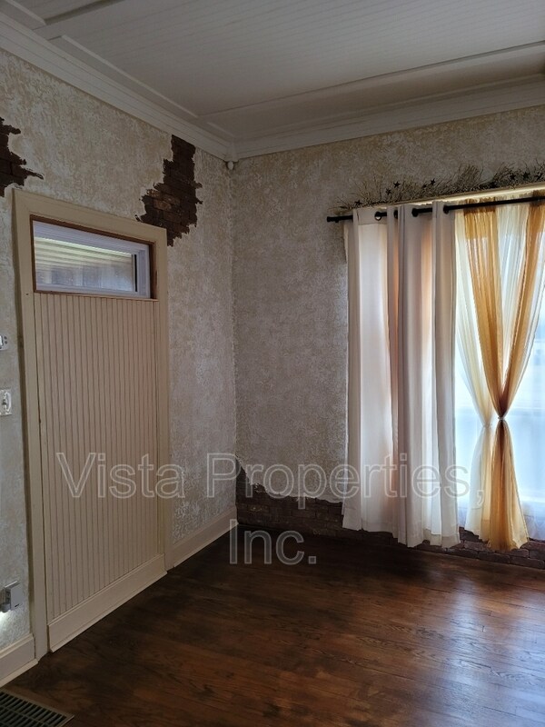 Building Photo - 1121 Elm St