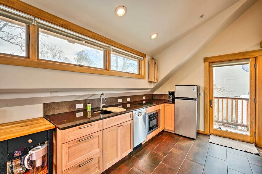 Building Photo - 2329 Pine St