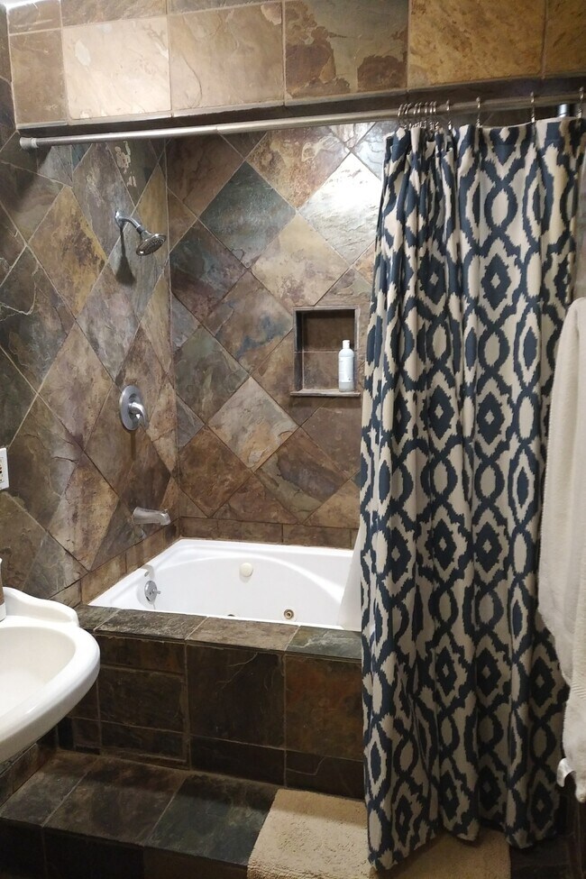 Building Photo - 2047 Ivar Ave