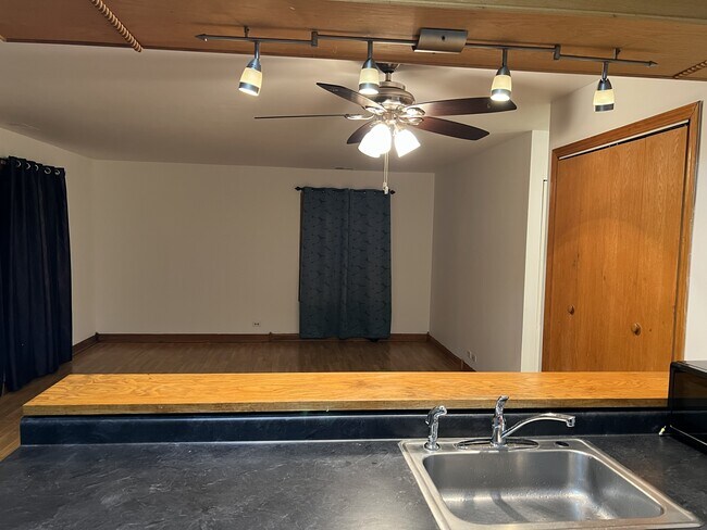 Building Photo - 1362 Cove Dr