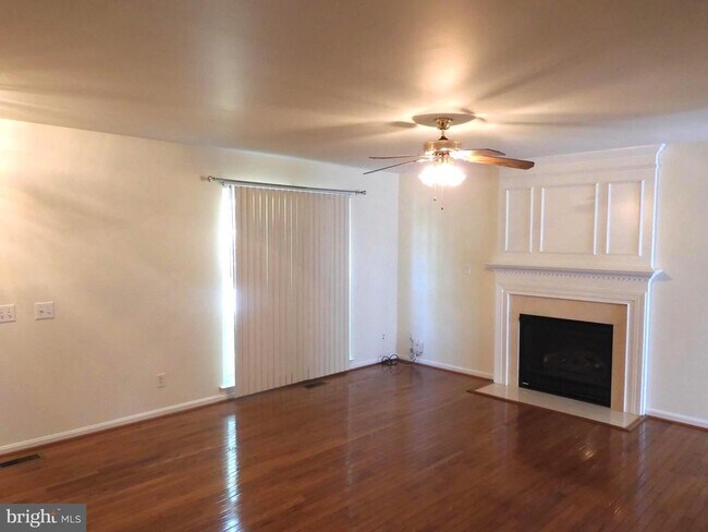 Primary Photo - 8566 Kingsway Dr