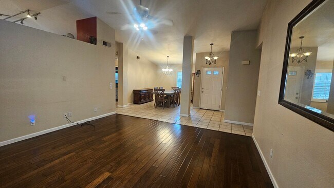 Building Photo - Great NW home with POOL & SOLAR!