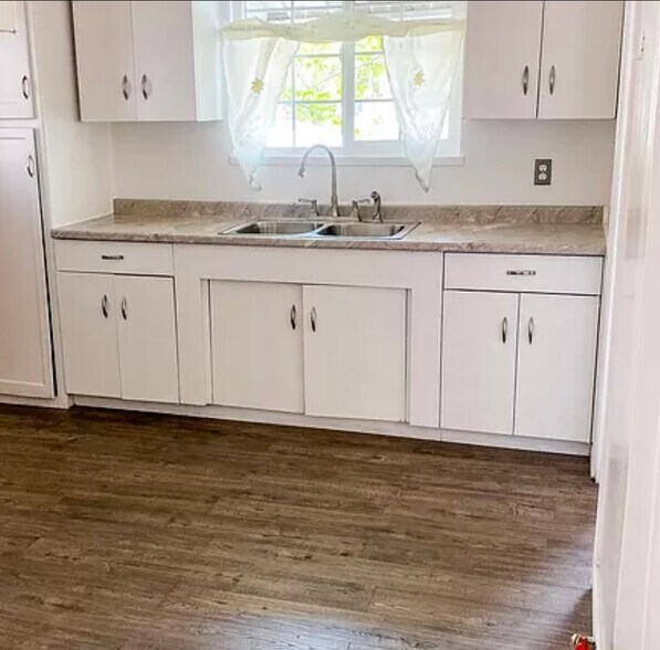 1950s charming updated kitchen - 14547 Hallwood Dr