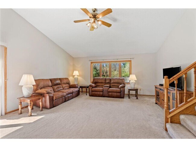 Building Photo - Stunning home located in the heart of Apple Valley *3 bed*2bath Available 10/1!