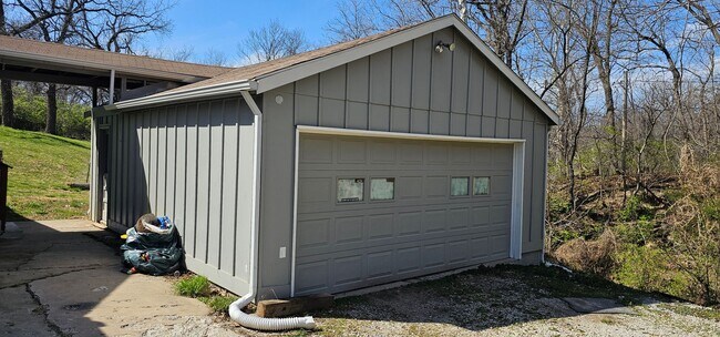 Building Photo - AVAILABLE NOW!!!! Large Lot and Northland ...