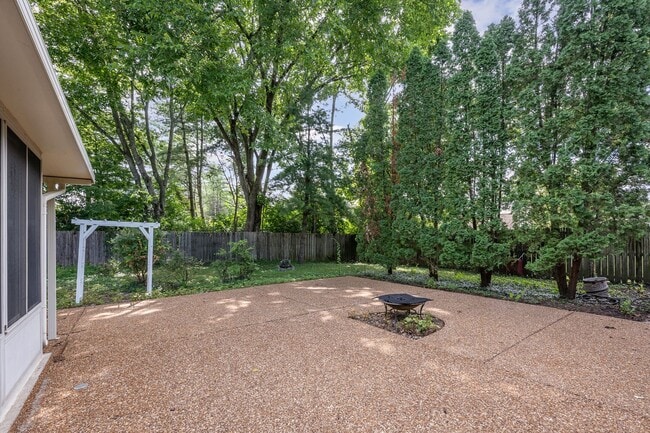 Building Photo - Charming 2-Bedroom Home with Sunroom in th...