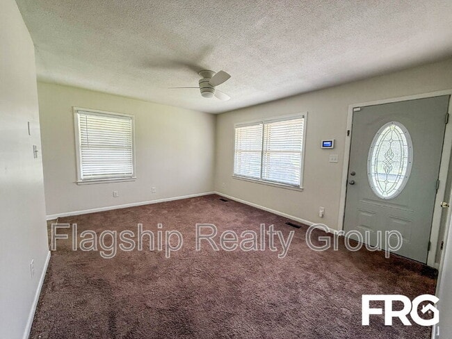 Building Photo - 910 Holloman St