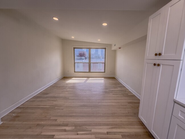 Building Photo - 1936 Green St