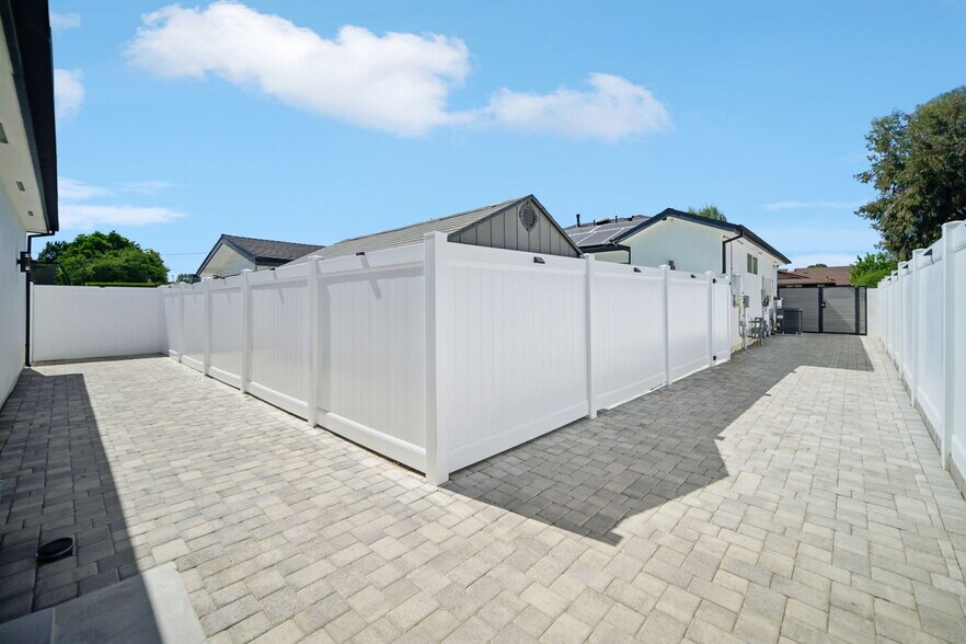 Building Photo - 8436 Oakdale Ave