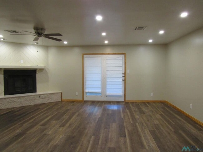 Building Photo - 1915 Villa Dr