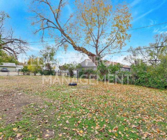 Building Photo - 2505 N Chautauqua Ave