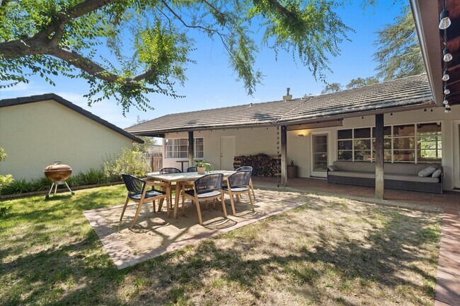 Building Photo - La Canada 4-Bedroom Home | Large Lot, Updated Kitchen, EV Charger