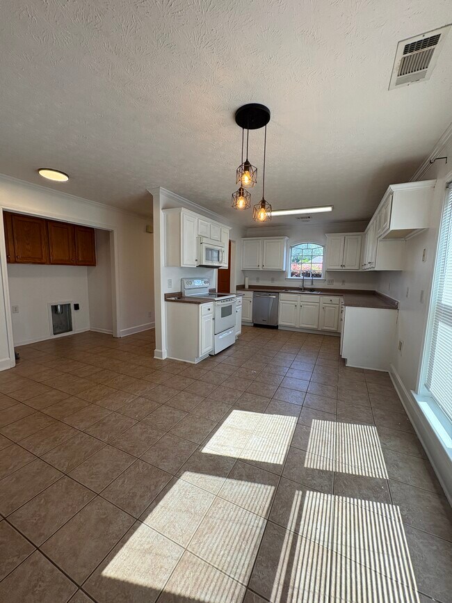 Building Photo - 143 Ridgeview Dr