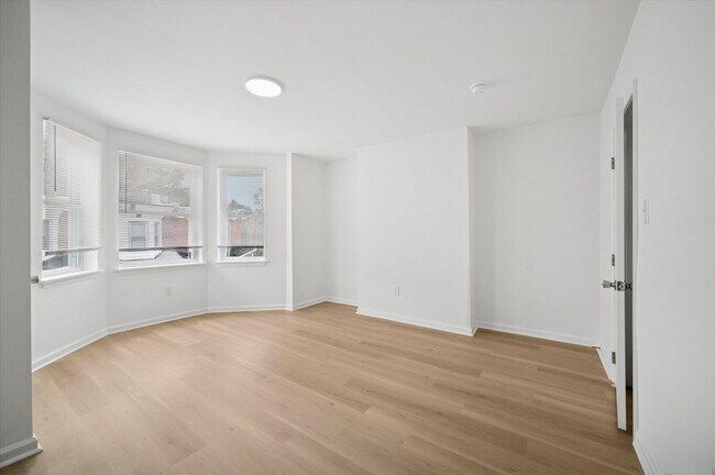 Building Photo - Gorgeous 4-Bedroom Townhome in West Philad...
