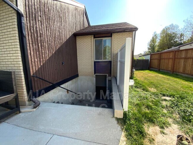 Building Photo - 7325 S Wood Grn Rd