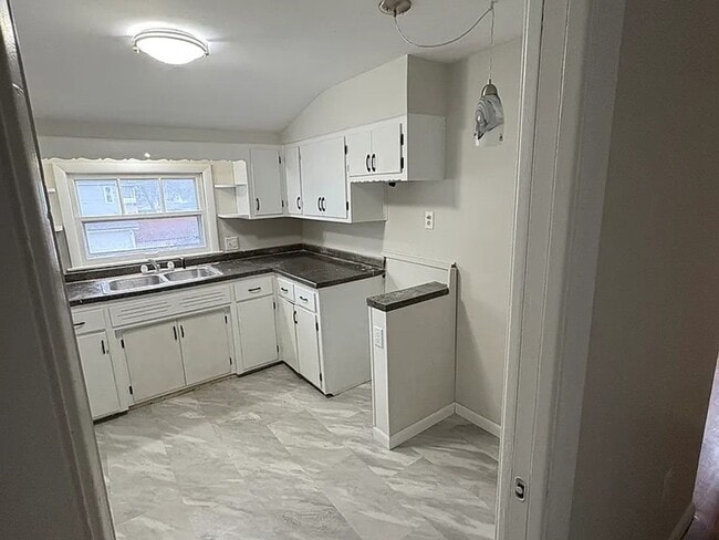 Building Photo - Renovated Duplex — 2 & 3 Bedroom Units in ...