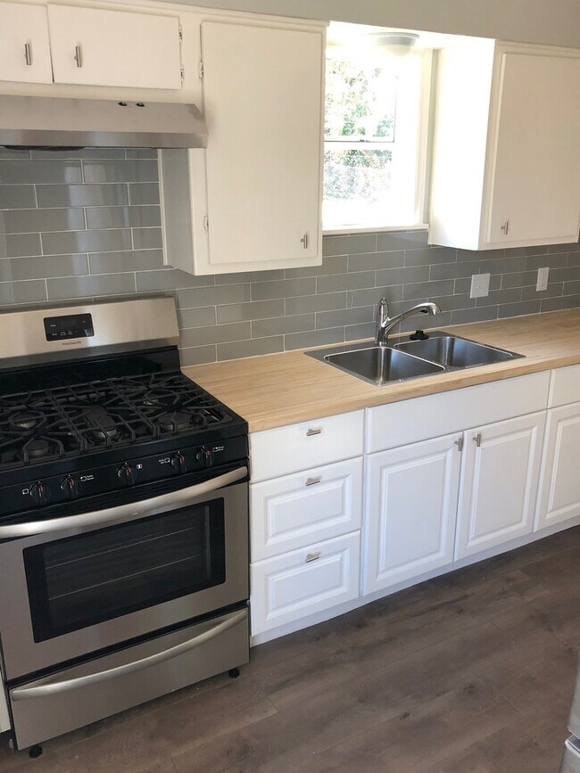 Building Photo - 3bed/1.5bath w/ Carport