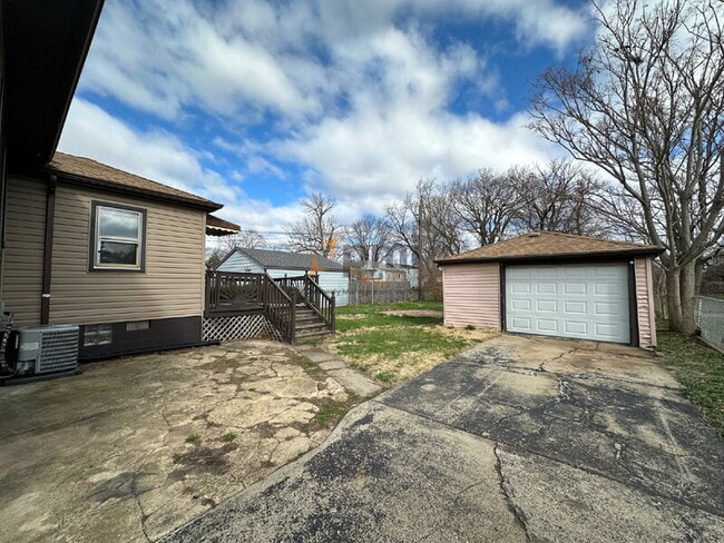 Building Photo - 1215 170th St