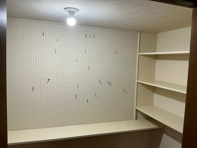 Building Photo - Spacious 3/2.5 Home with Office+Den Neighb...