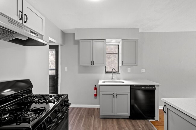 Building Photo - Stunning 2 bedroom home in Penn Hills available August 1!