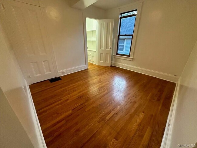 Building Photo - 118 W Main St