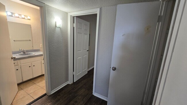 Building Photo - One bedroom one bath in Balcones Heights ready for move in!