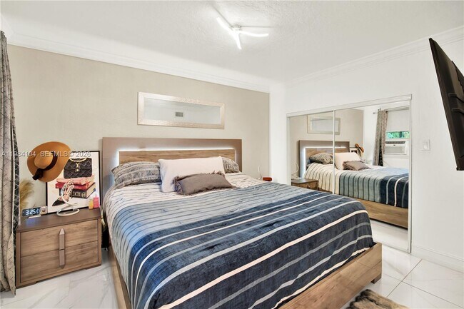 Building Photo - 6400 SW 62nd Ct