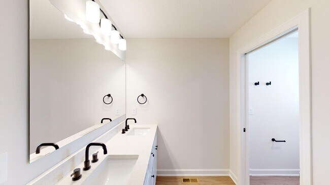 Building Photo - 908 Willow Pl