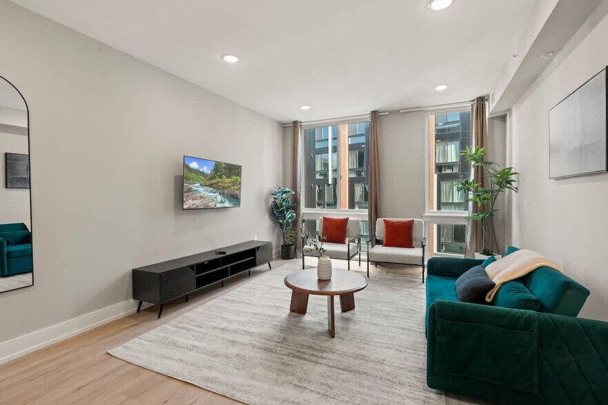 Primary Photo - 901 Canal St