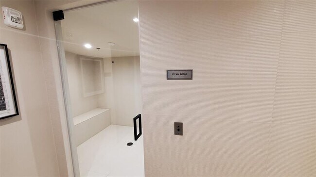 Building Photo - 15901 Collins Ave