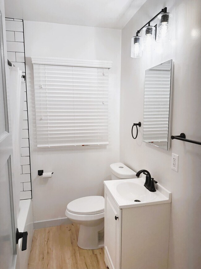 Building Photo - Beautifully Upgraded 4 Bedroom, 2 Bath! Do...