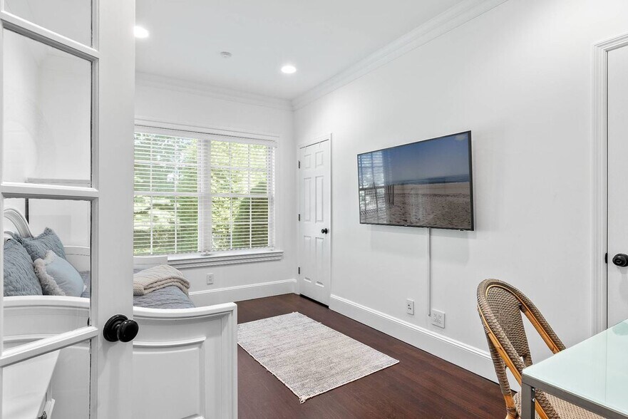 Building Photo - 50 Narrow Ln