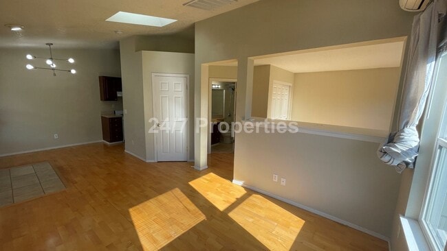 Building Photo - Cozy and Modern 1 BD | 1 BA w/ Amenities -...